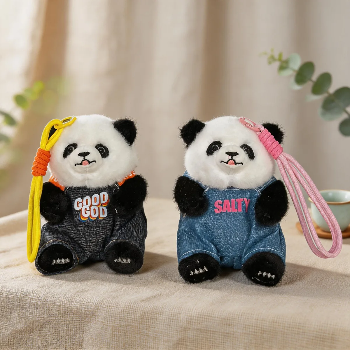 兴隆玩具A13455背带卖萌熊猫毛绒产品,适合电玩城机台陈列